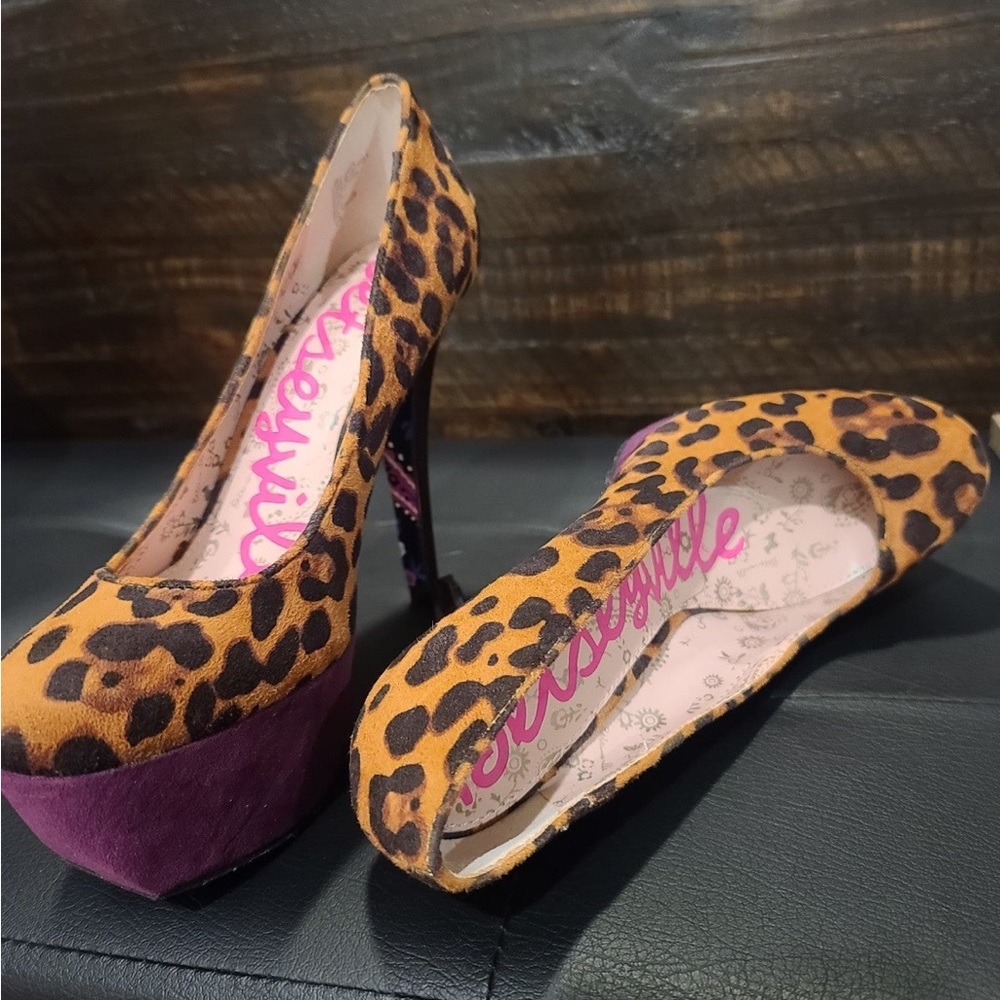 Betsey Johnson. - Betseyville Leopard pump with purple lining NWT / Box - Picture 4 of 7